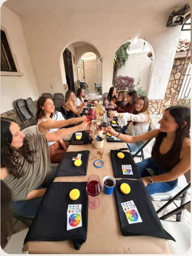 Un grupo reunido alrededor de una mesa durante una experiencia de Mauren, con piezas, pinceles y pinturas